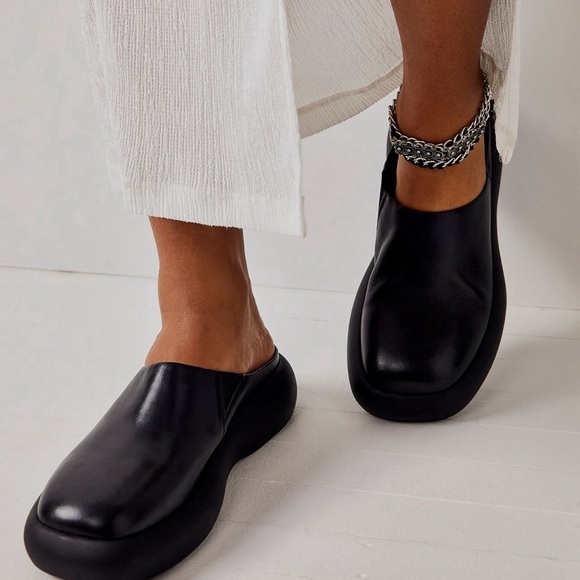 Vagabond Shoes - Vagabond Black Leather Slip-On Mules